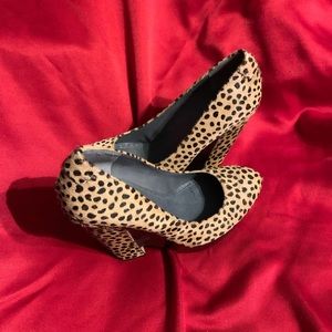 ***MAKE ME AN OFFER*** Purging!
Rosegold Amazing Leopard Heels